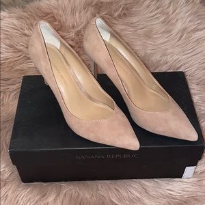 Suede nude pumps